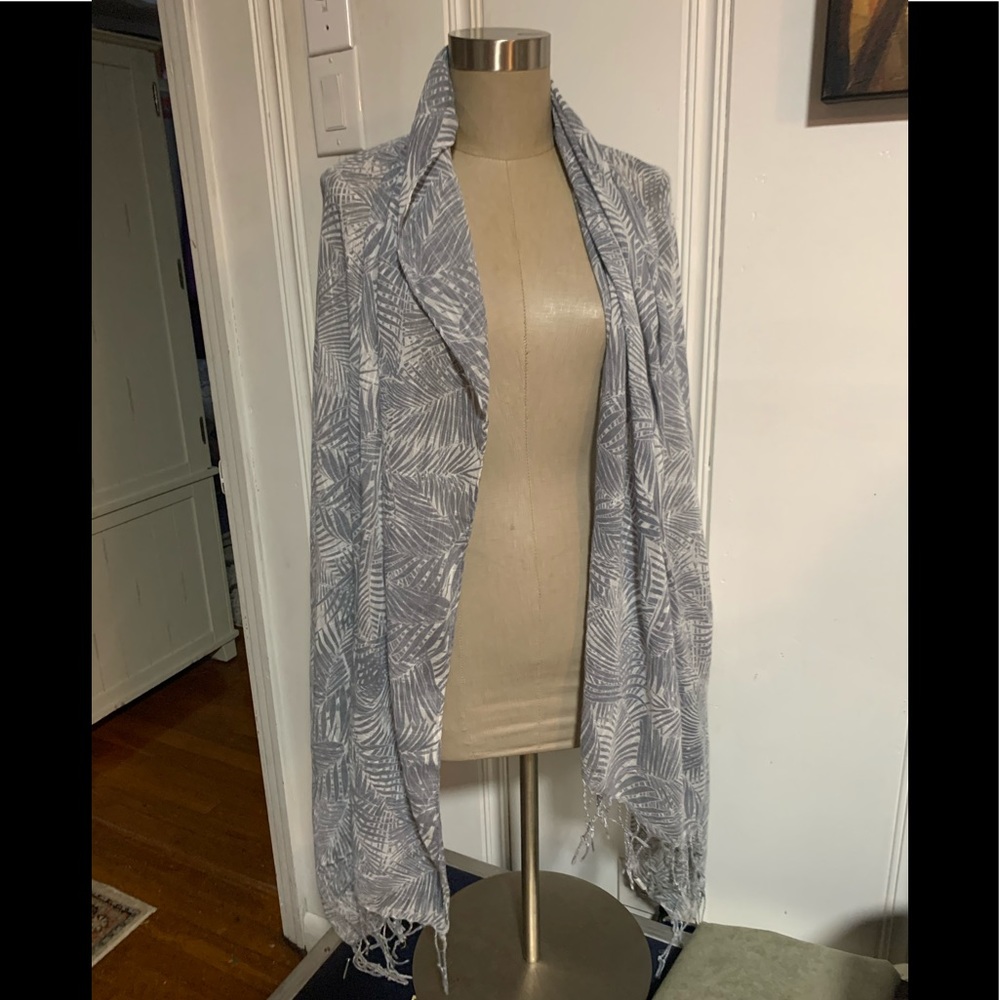 World market grey and white scarf Ruana - Picture 1 of 5